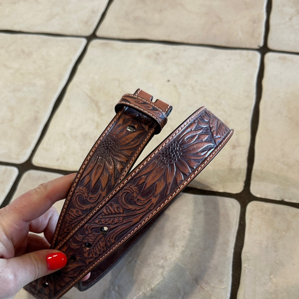 Nocona Women’s Sunflower Tooled Belt size M